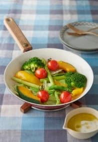 フライパンで蒸し野菜 -ホットヨーグルトソース-