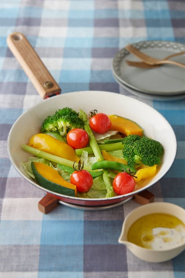 フライパンで蒸し野菜 ホットヨーグルトソース ヨーグルトレシピ 明治ブルガリアヨーグルト俱楽部 株式会社 明治 フライパンで蒸し野菜 ホットヨーグルトソース ヨーグルトレシピ 明治ブルガリアヨーグルト俱楽部 株式会社 明治