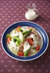 カリカリベーコンと新鮮野菜のサラダ