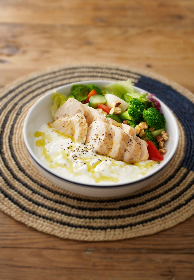 グリルチキンとナッツのヨーグルト