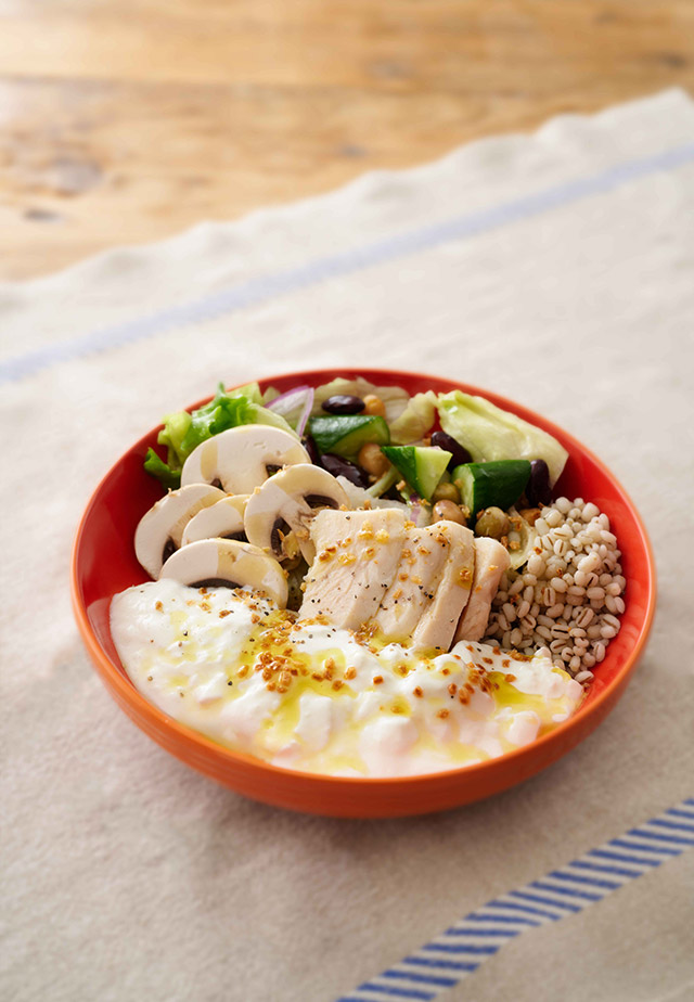 サラダチキンともち麦のヨーグルト