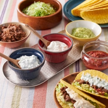 スパイシービーフとヨーグルトソースのタコス
