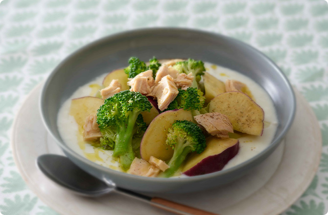 さつまいもとブロッコリーのサラダヨーグルトの盛り付けイメージ