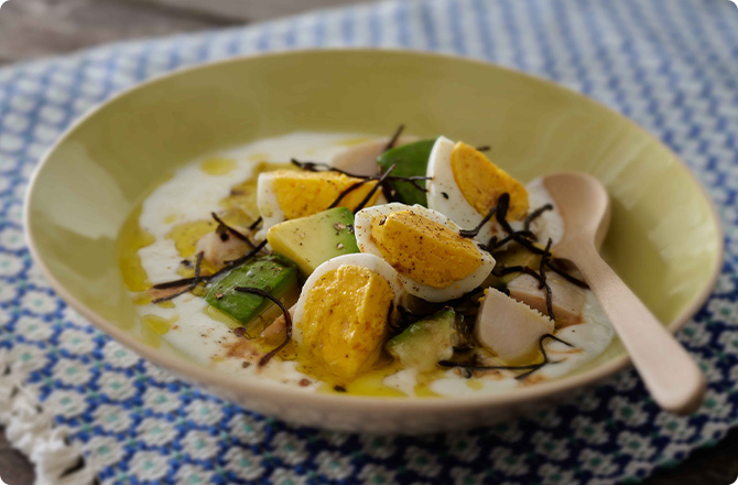 アボカドとチキンのサラダヨーグルトの盛り付けイメージ