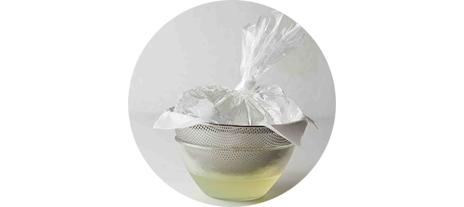 重しをのせて水切りするイメージ