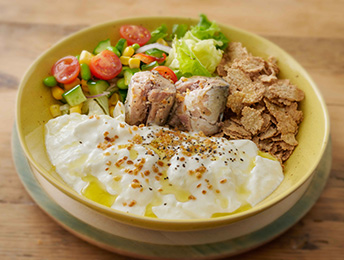 さば缶とシリアルの野菜ヨーグルト