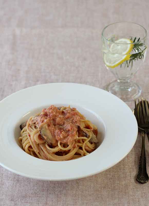 カニときのこのトマトクリームパスタ