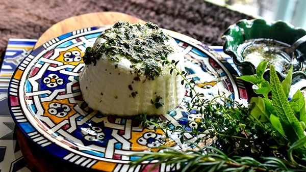 水切りヨーグルトのハーブ入りオリーブオイルがけ