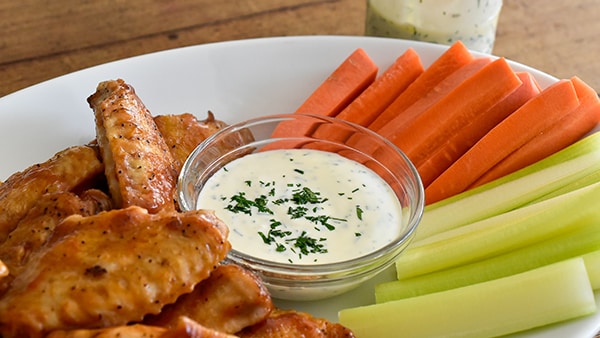 チキンウイングのランチドレッシング添え