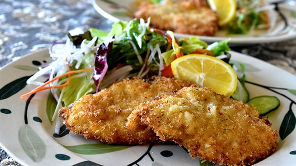 ヨーグルトでマリネした鶏肉のコトレッタ（カツレツ）
